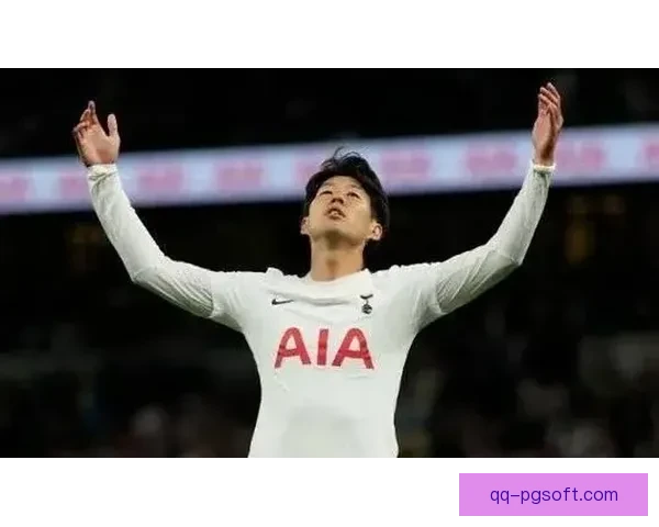 孙兴慜赛前为英超传奇球星颁发特别纪念奖项引关注